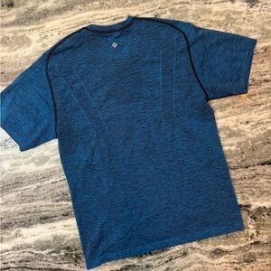 Men’s Lululemon Blue Short Sleeve Tee Size Medium